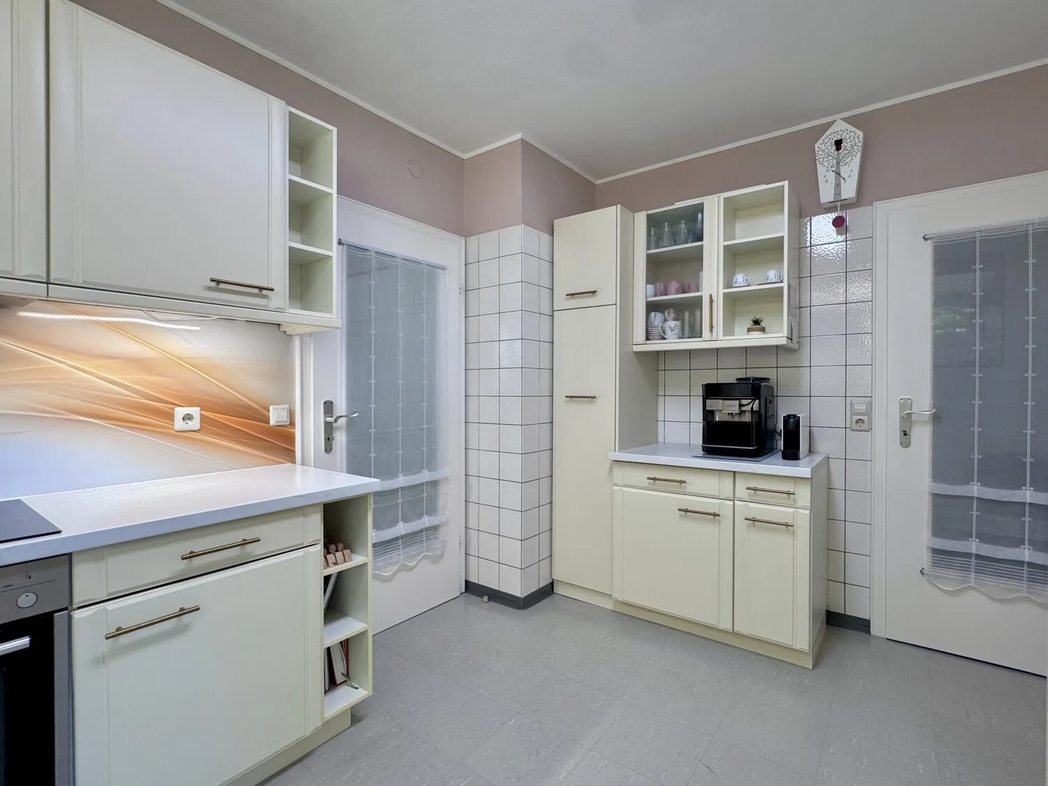 mit extra Zimmer zum Anrichten/Wirtschaften