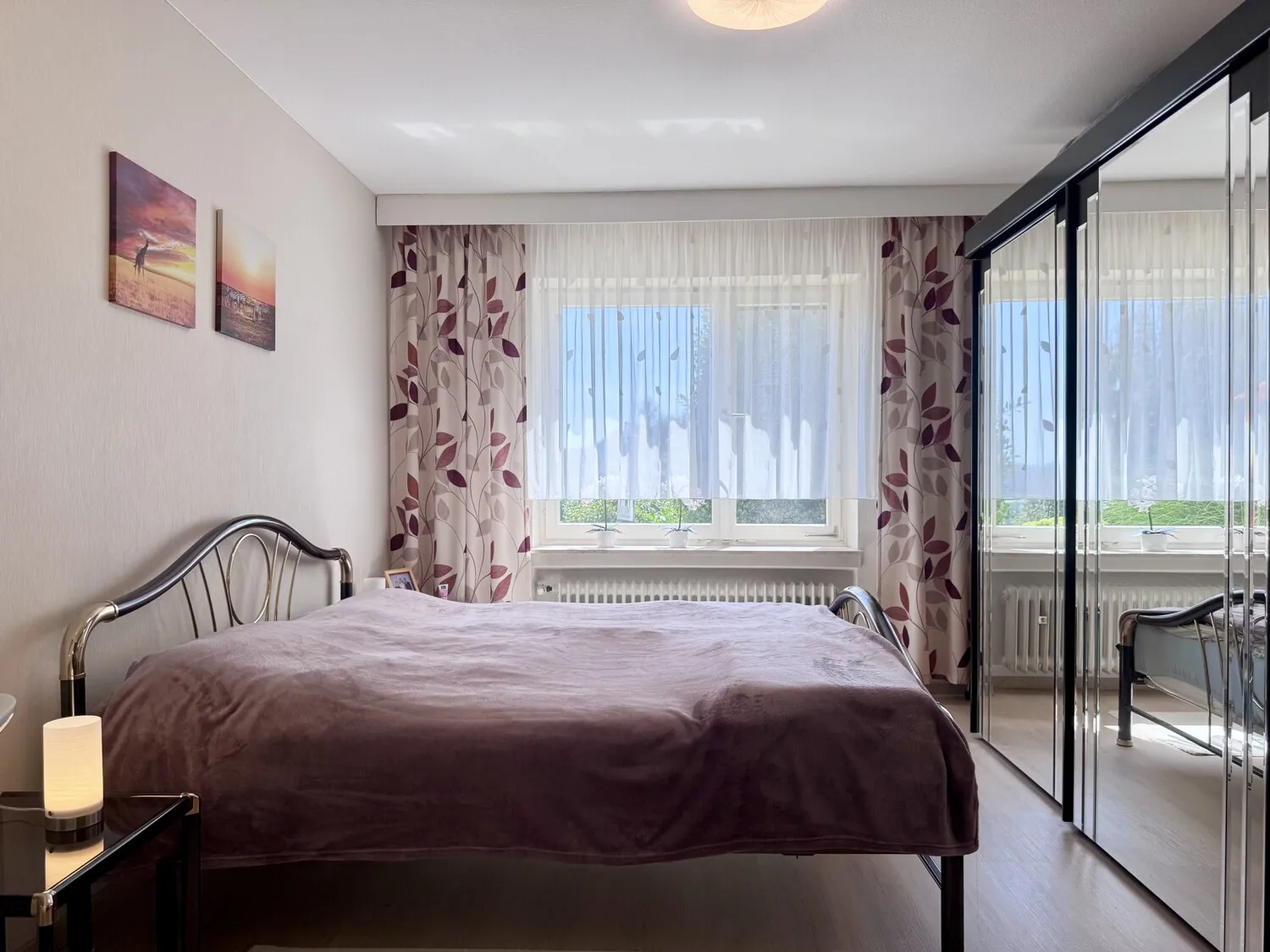 und einem Schlafzimmer