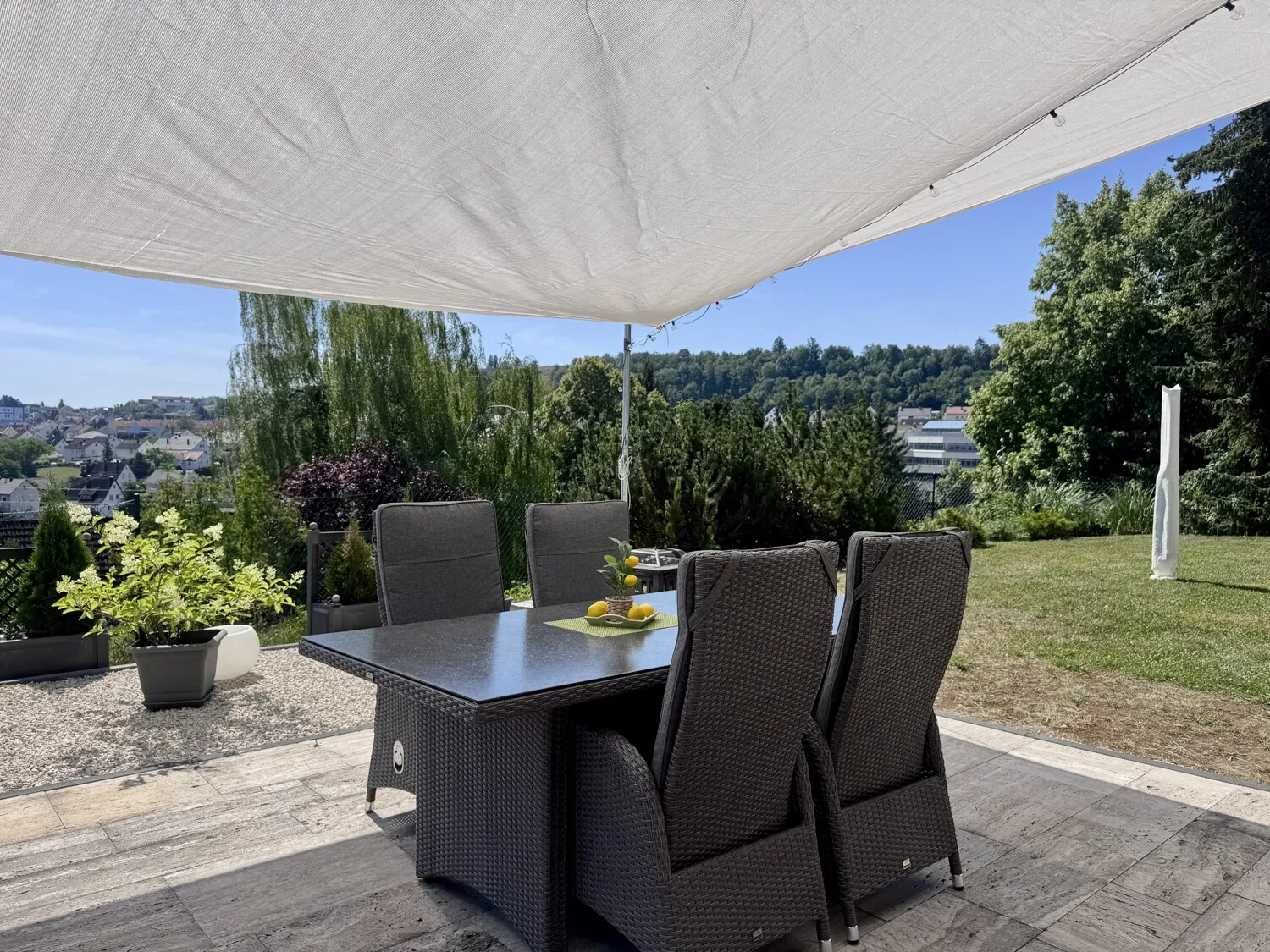 sowie Terrasse