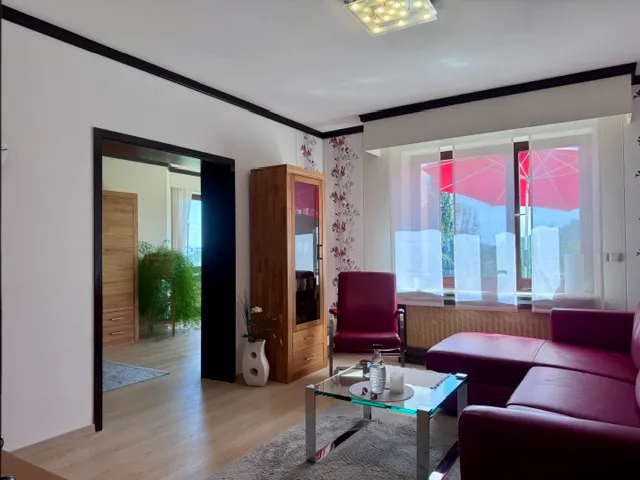 Wohnzimmer im Untergeschoss mit eigener Terrasse