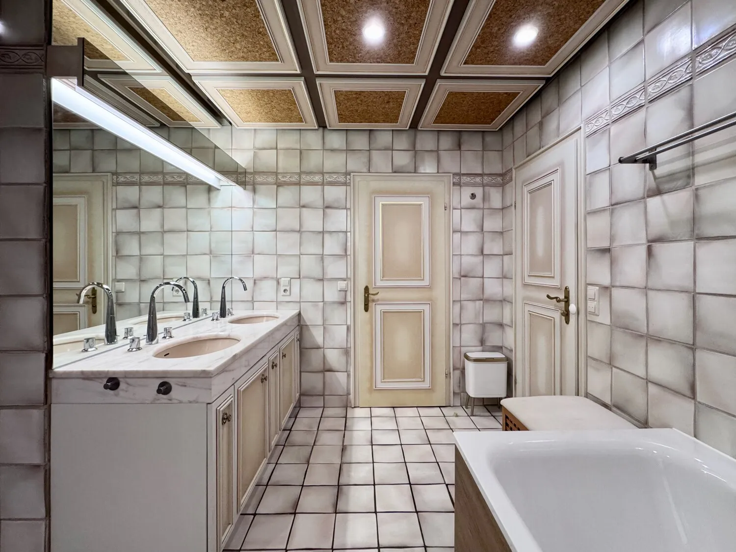 Erdgeschoss Dusche, Badewanne, Bidet, WC, Sauna