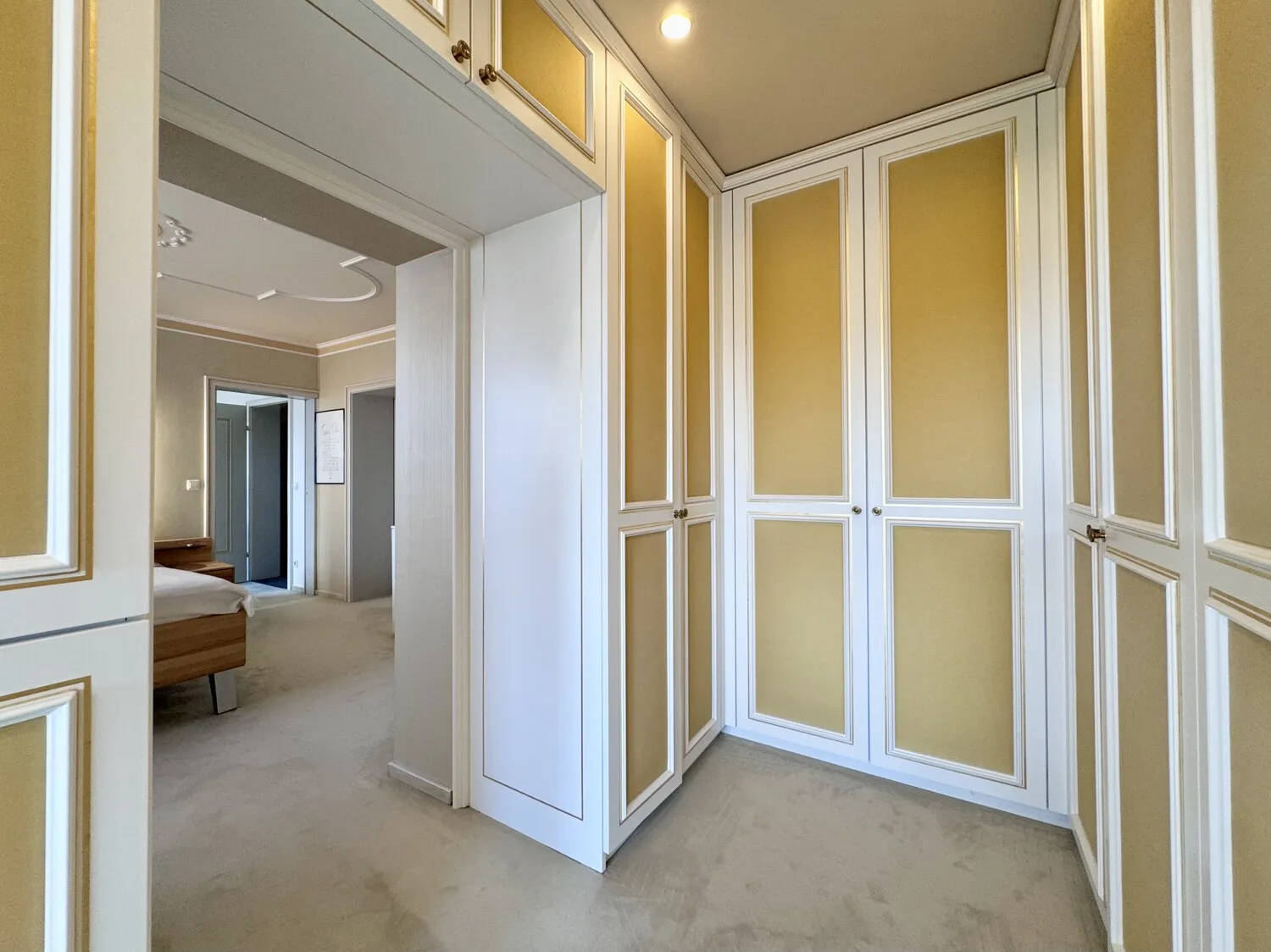 mit Ankleidezimmer