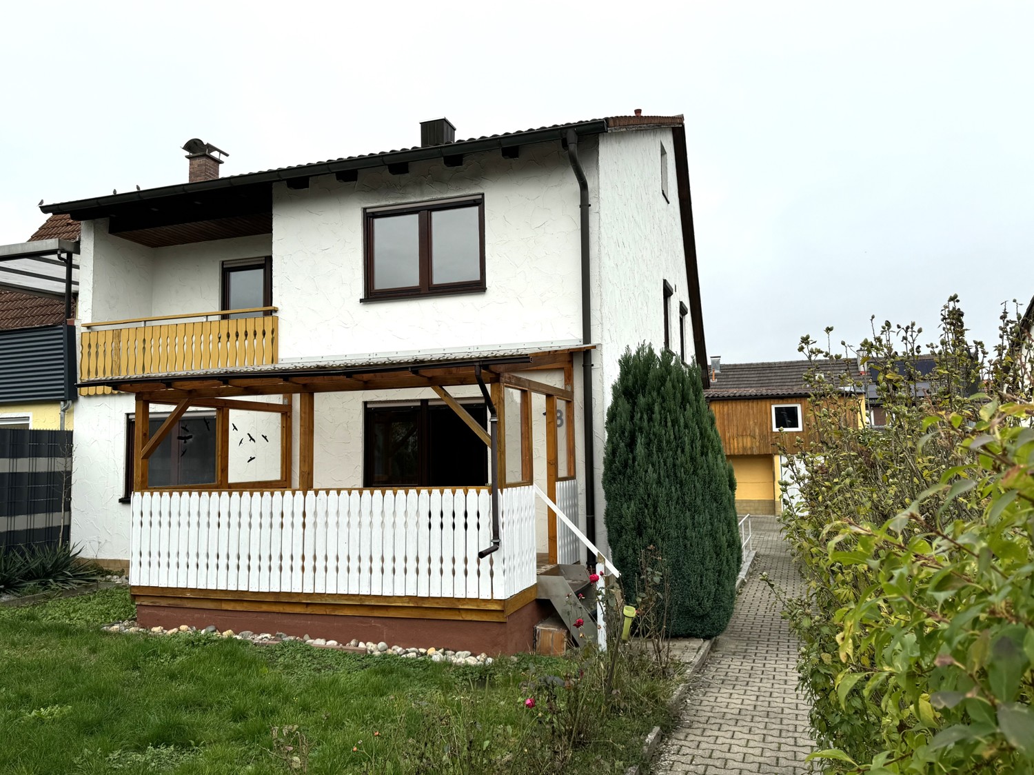 Doppelhaus mit Nebengebäuden und Garten in Herbrechtigen