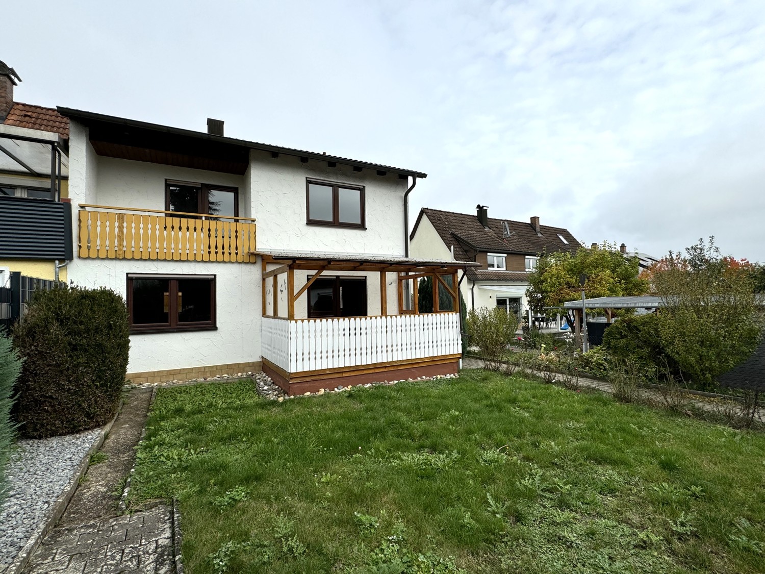 Doppelhaus mit Nebengebäuden und Garten in Herbrechtigen