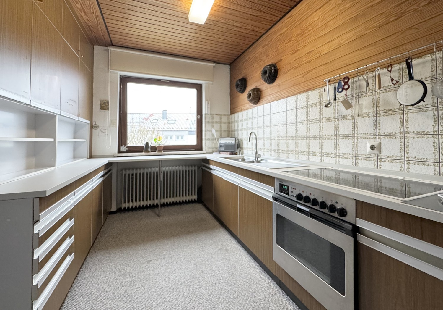 Haus mit Einliegerwohnung und Doppelgarage in ruhiger Lage