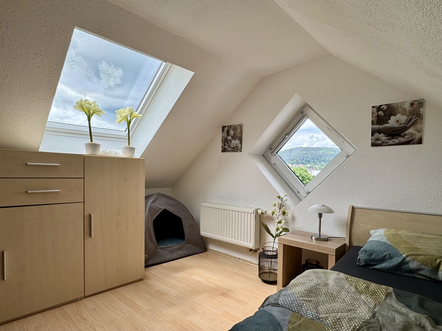 Moderne 3,5-Zimmer-Dachgeschosswohnung mit Balkon und Tiefgaragenstellplatz - einfach einziehen