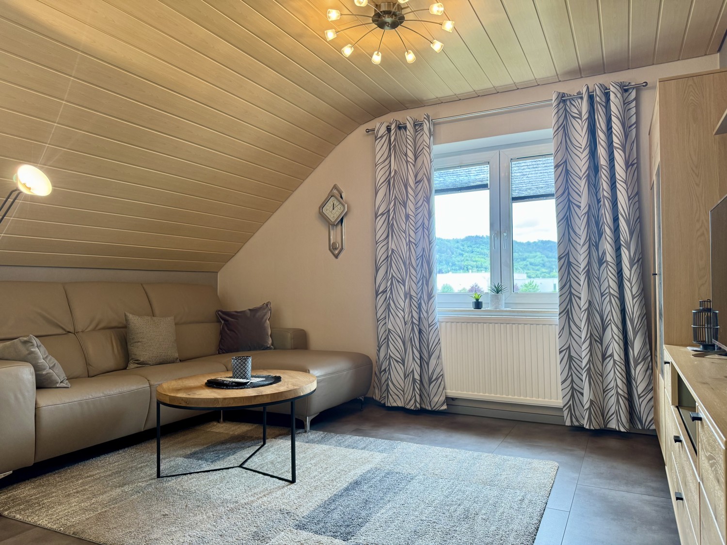 Moderne 3,5-Zimmer-Dachgeschosswohnung mit Balkon und Tiefgaragenstellplatz - einfach einziehen
