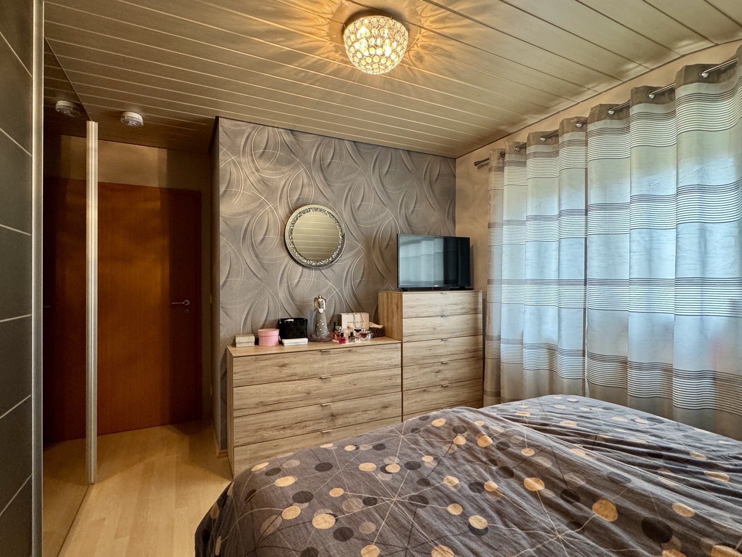Moderne 3,5-Zimmer-Dachgeschosswohnung mit Balkon und Tiefgaragenstellplatz - einfach einziehen