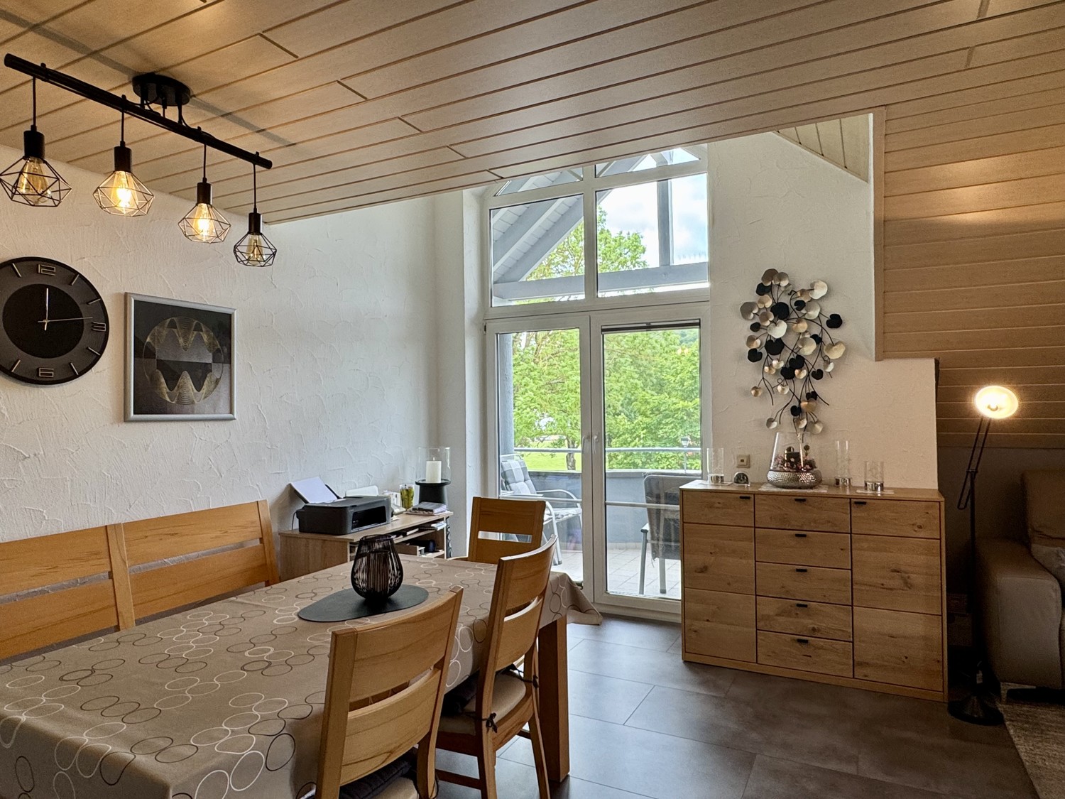 Moderne 3,5-Zimmer-Dachgeschosswohnung mit Balkon und Tiefgaragenstellplatz - einfach einziehen