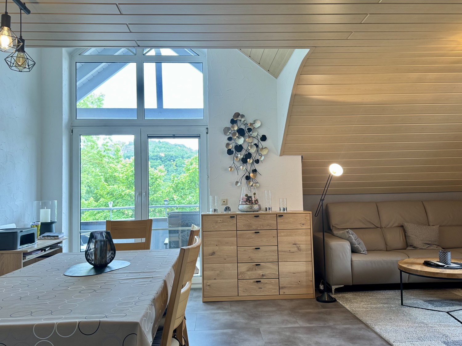 Moderne 3,5-Zimmer-Dachgeschosswohnung mit Balkon und Tiefgaragenstellplatz - einfach einziehen