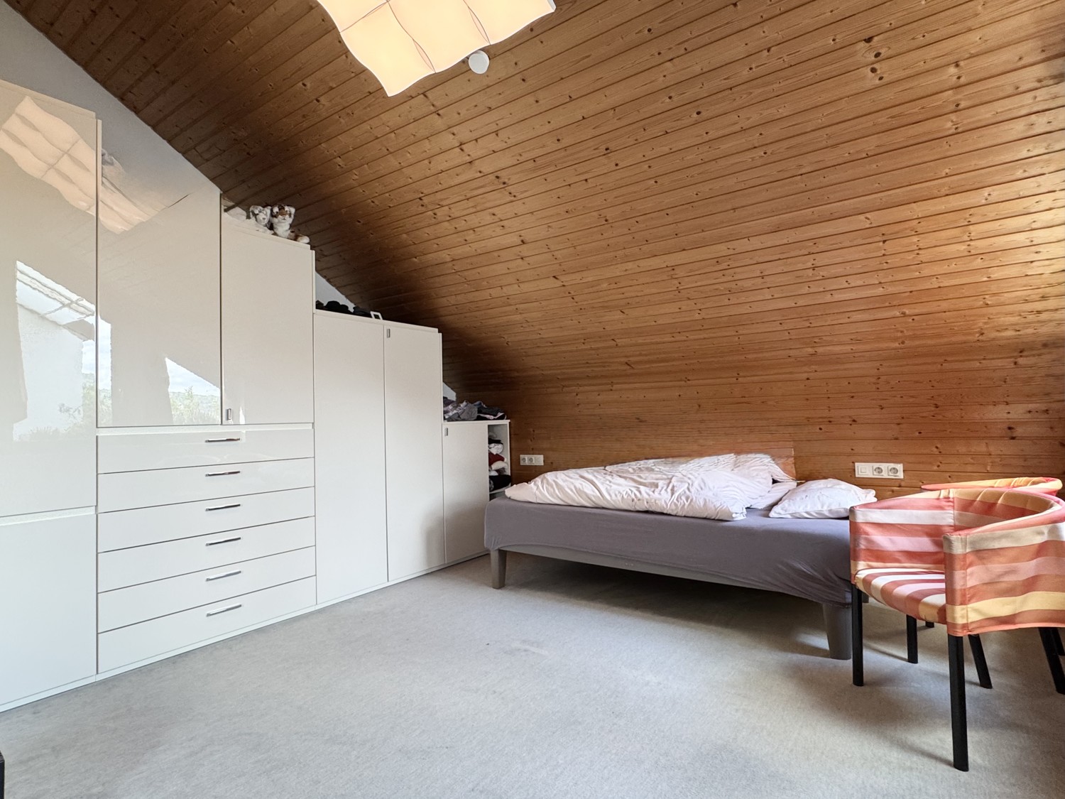 Schafzimmer mit Fenster zur Terrasse