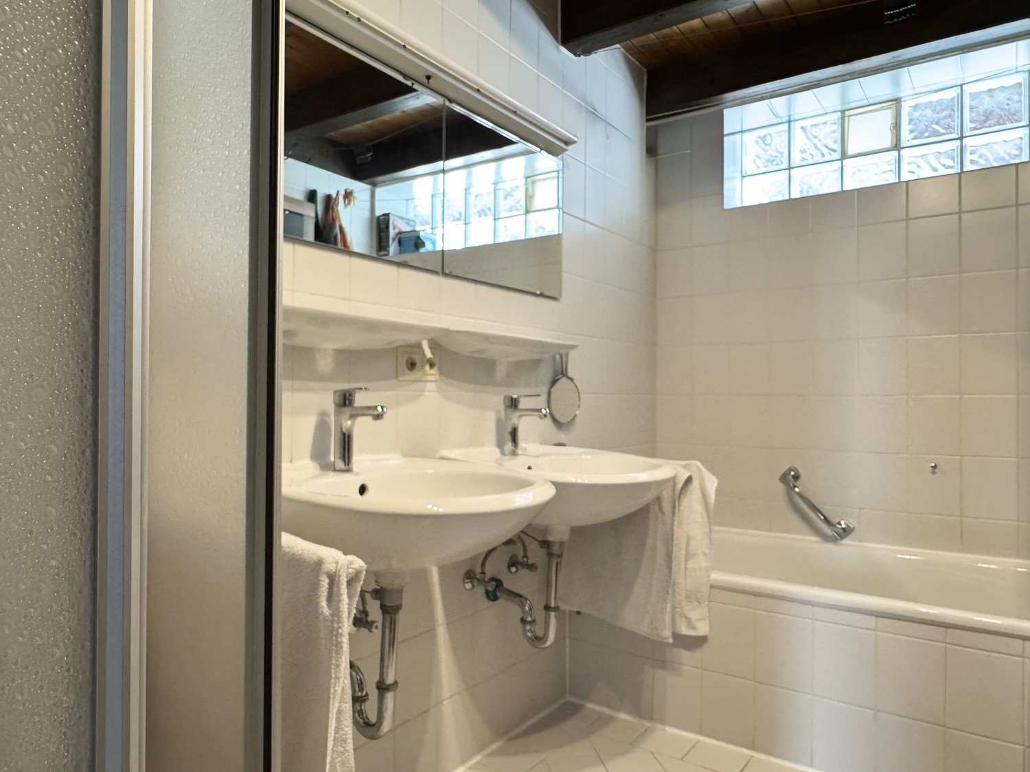 Dusche und Badewanne