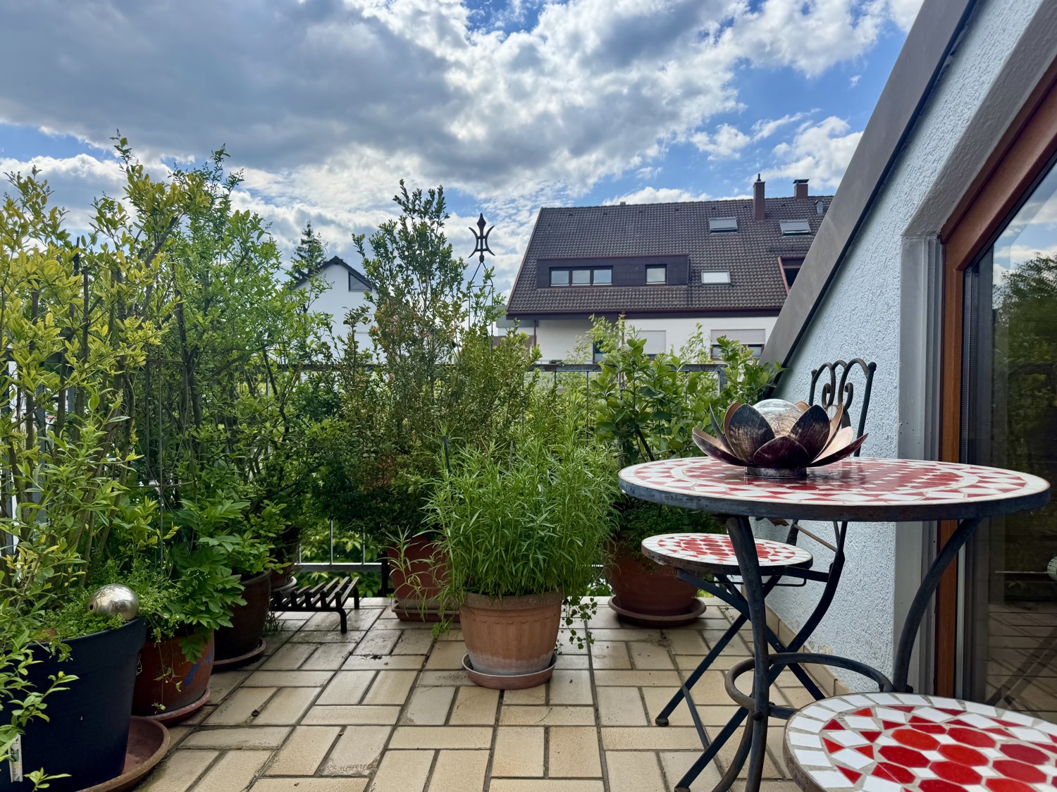 südwestliche Ausrichtung Balkon über Wohnbereich zugänglich