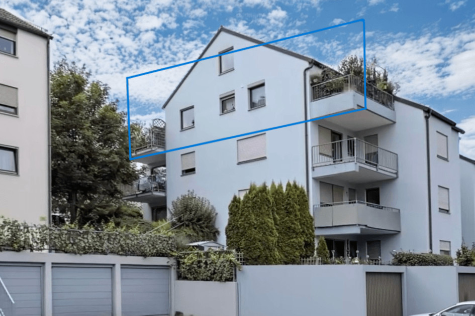 Ansicht mit Garage nahe Hauseingang