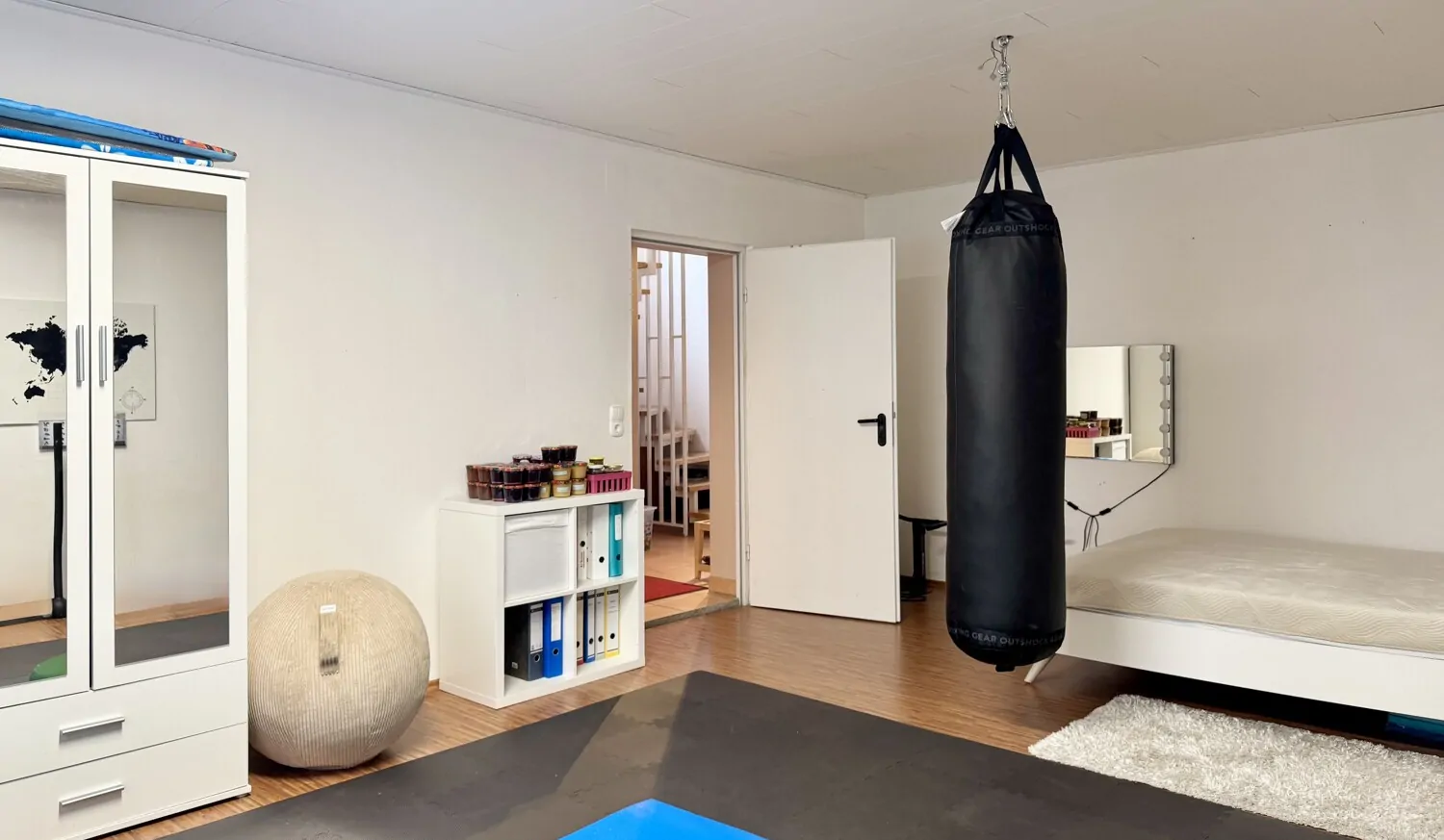 Raum im UG: Tageslicht, Heizung, Laminat