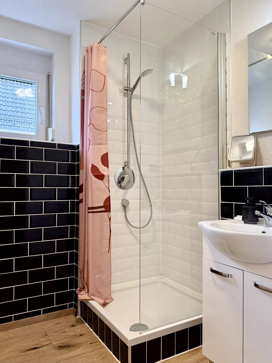 EG Duschbad mit Anschlußvorbereitung für ein weiteres WC