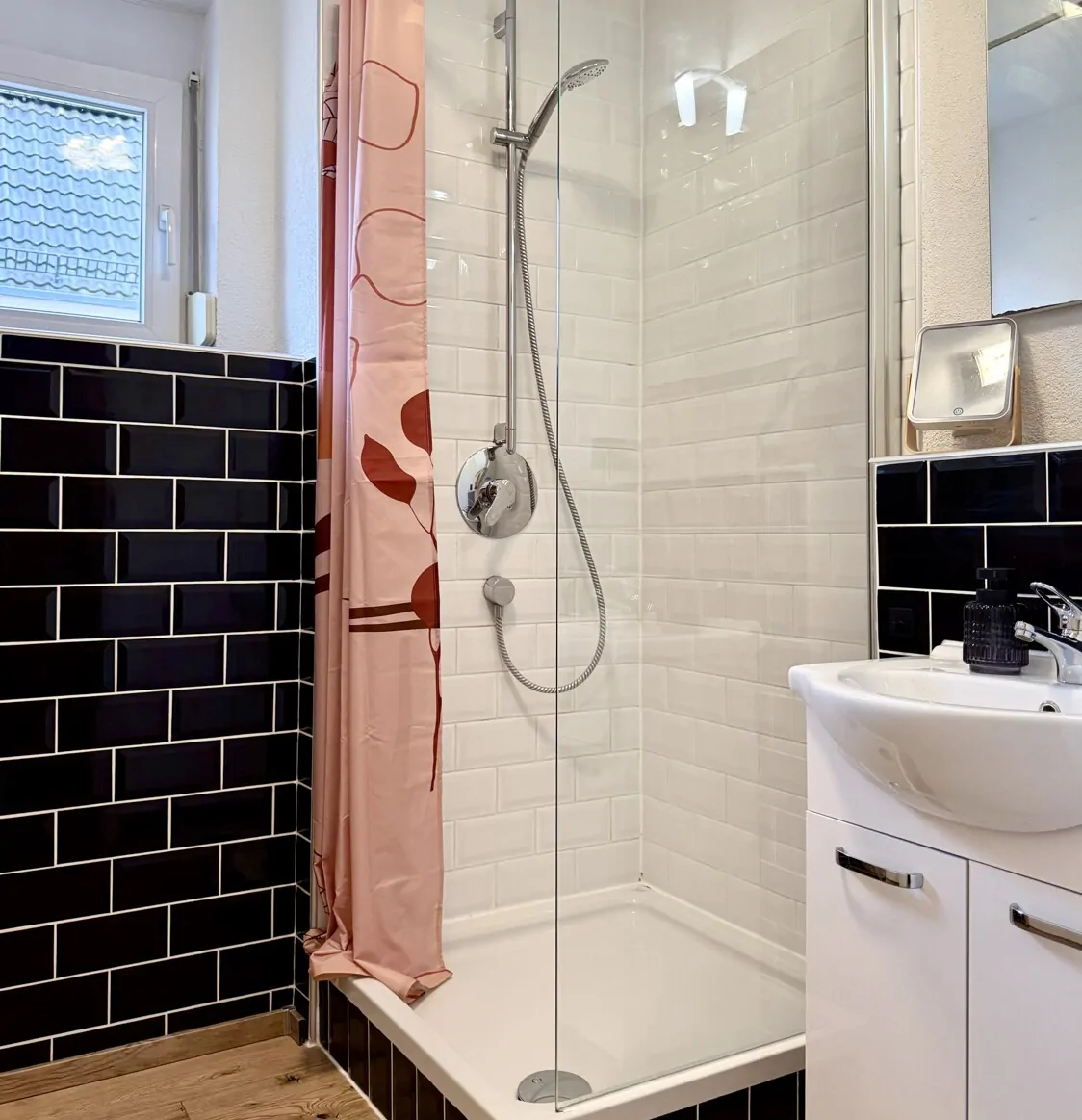 EG Duschbad mit Anschlußvorbereitung für ein weiteres WC