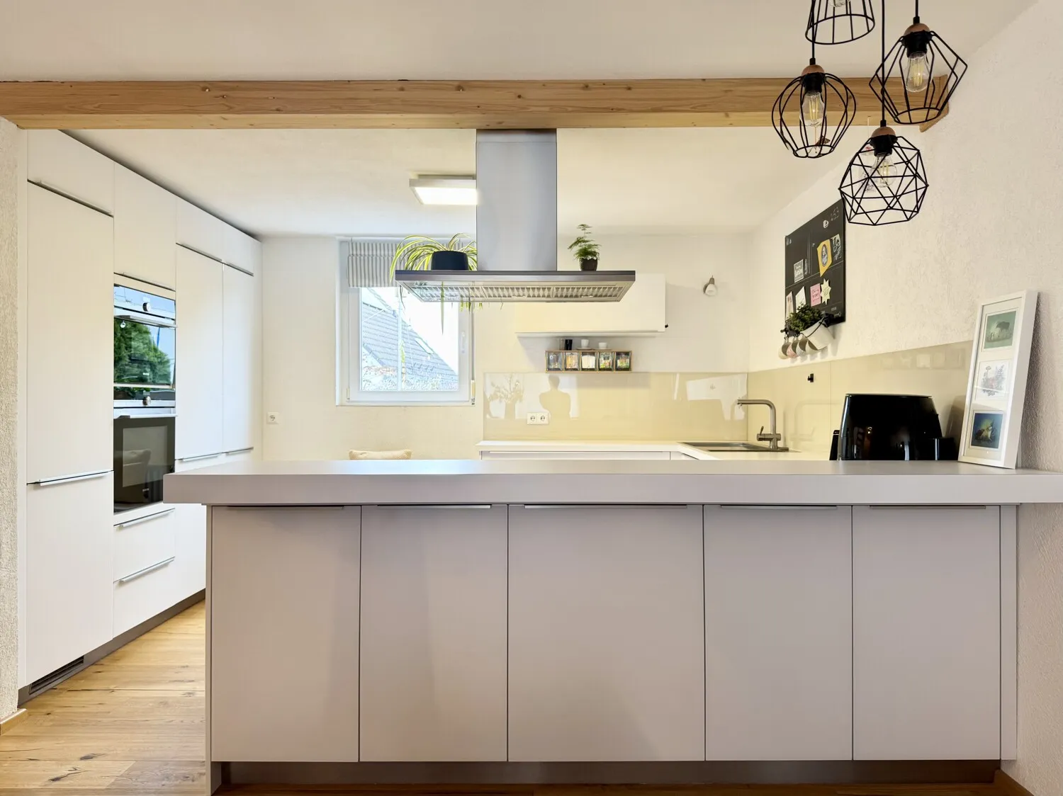 Thekenbereich als Verbindungselement von Koch- und Essbereich