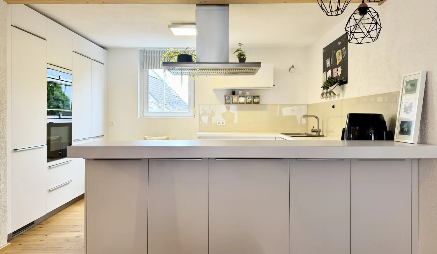 Thekenbereich als Verbindungselement von Koch- und Essbereich