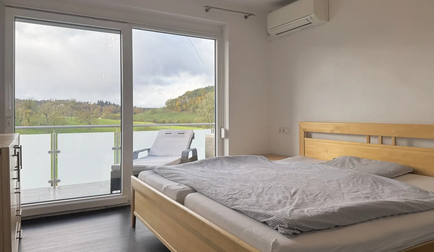 Eltern mit Balkon und Klimaanlage