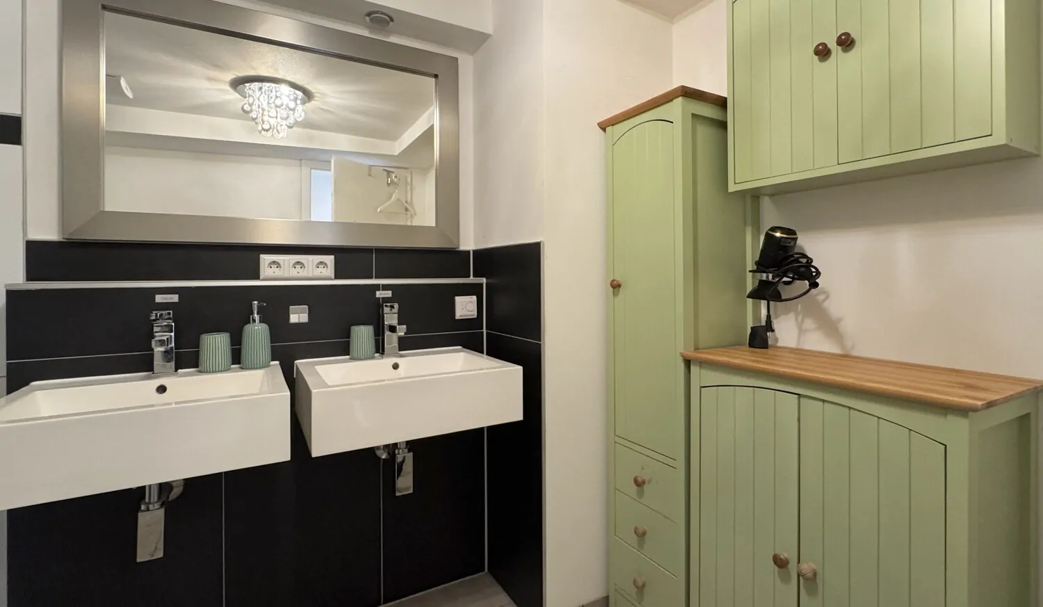 ... Wanne und Dusche, Doppelwaschplatz