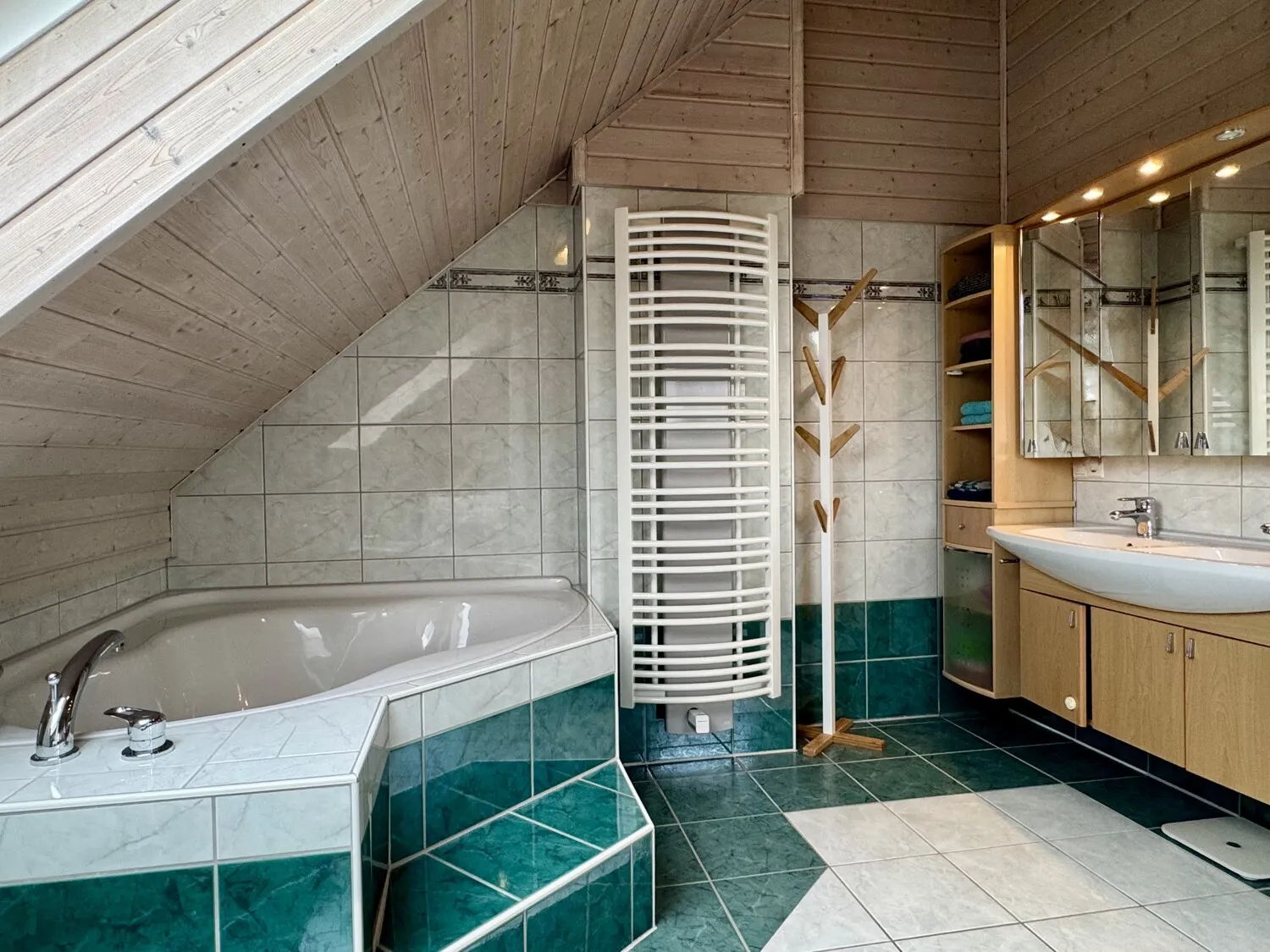 Eck - Badewanne und Doppelwaschplatz