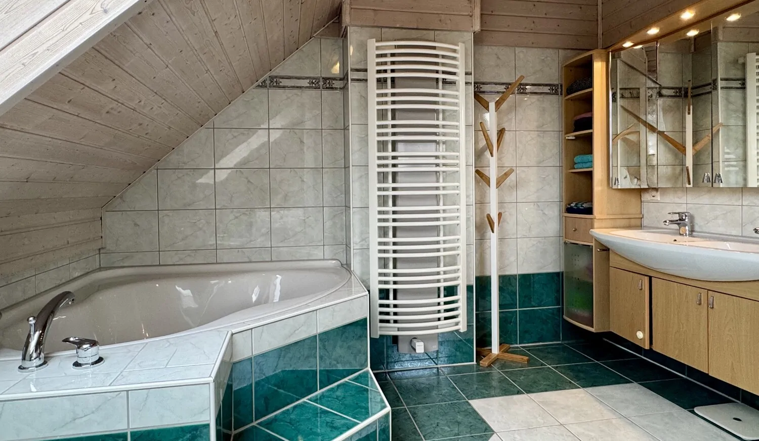 Eck - Badewanne und Doppelwaschplatz