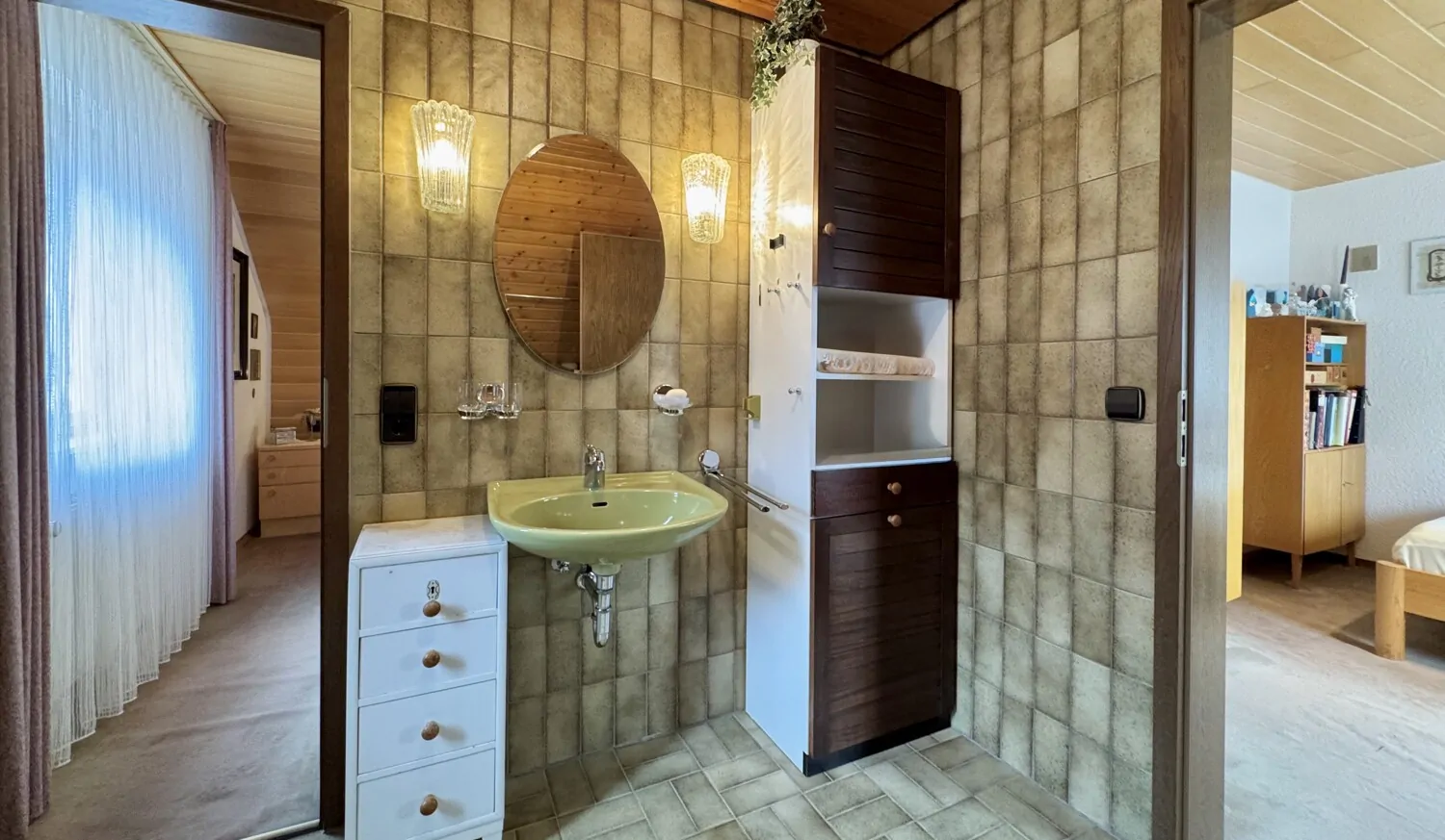 Bad mit Zugang in beide Schlafräume im DG