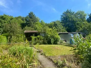 Nutzgarten mit Gartenhaus und Sitzbereich