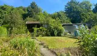 Nutzgarten mit Gartenhaus und Sitzbereich