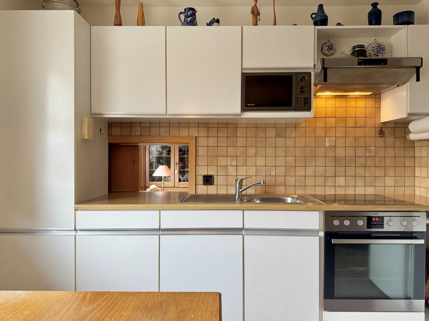 Küche mit Durchreiche