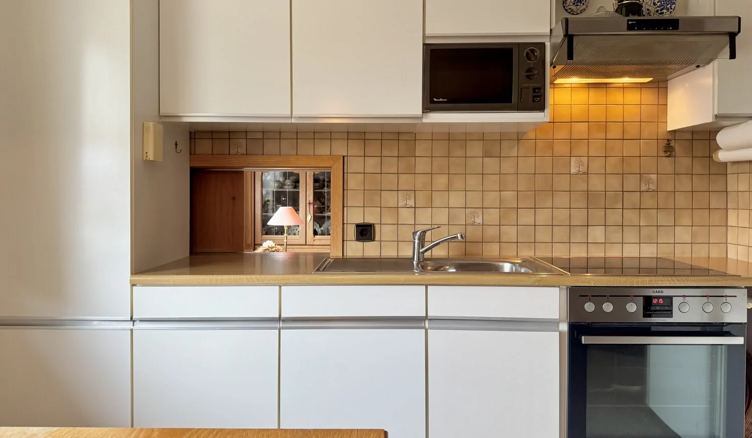 Küche mit Durchreiche