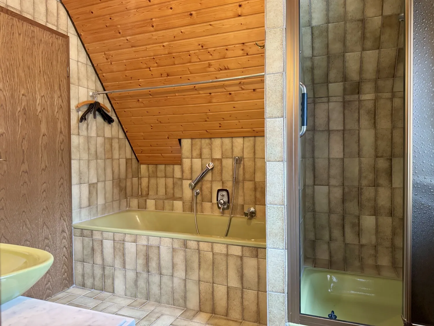 Badewanne und Dusche