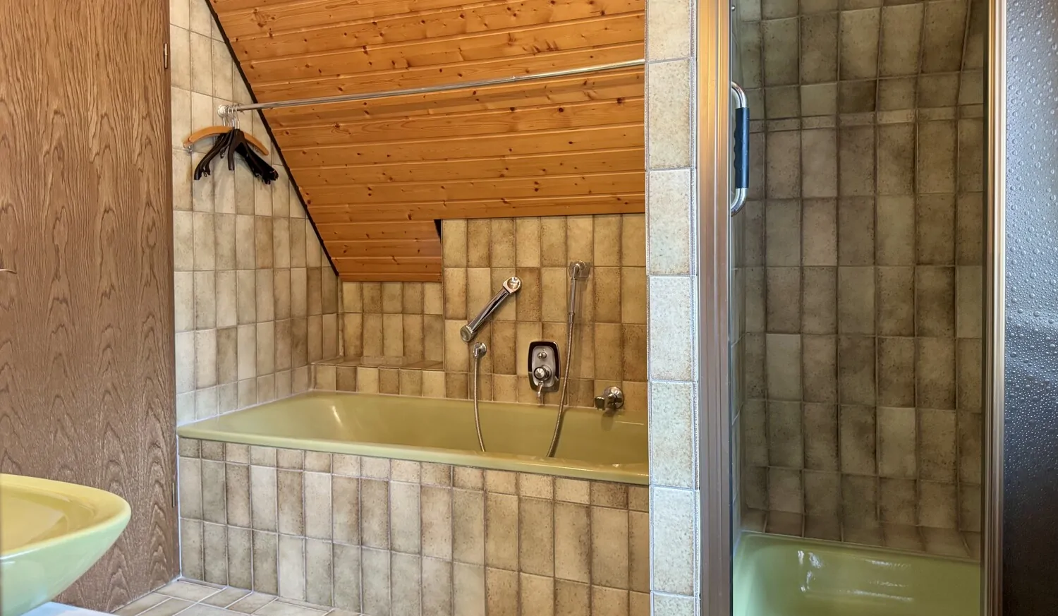 Badewanne und Dusche