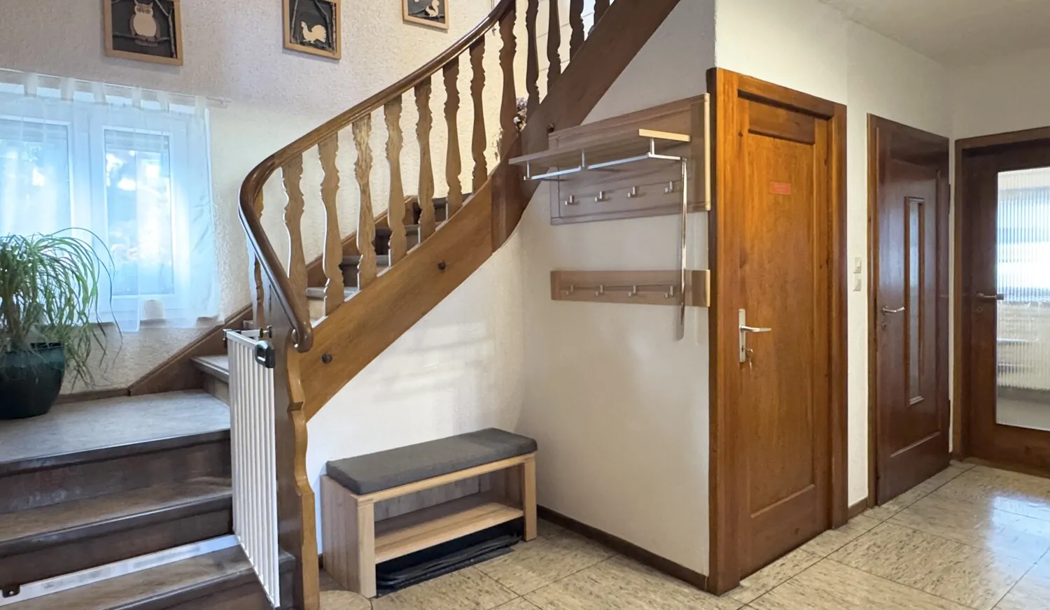 Charmantes Einfamilienhaus mit Wintergarten und 2 Garagen