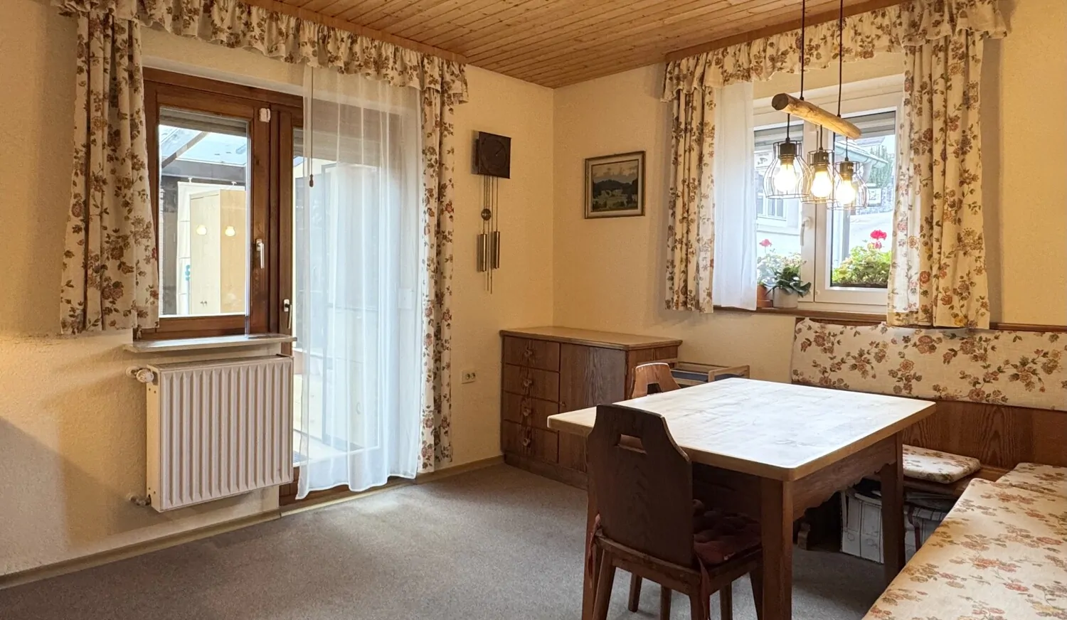 Charmantes Einfamilienhaus mit Wintergarten und 2 Garagen