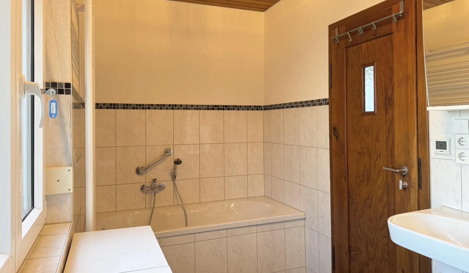 Charmantes Einfamilienhaus mit Wintergarten und 2 Garagen