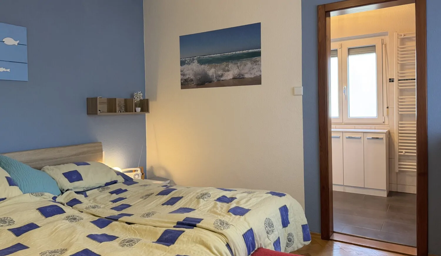 ... mit angrenzendem Bad