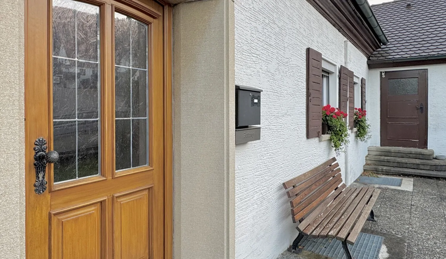 Charmantes Einfamilienhaus mit Wintergarten und 2 Garagen