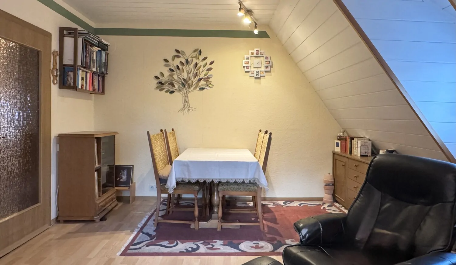 Charmantes Einfamilienhaus mit Wintergarten und 2 Garagen