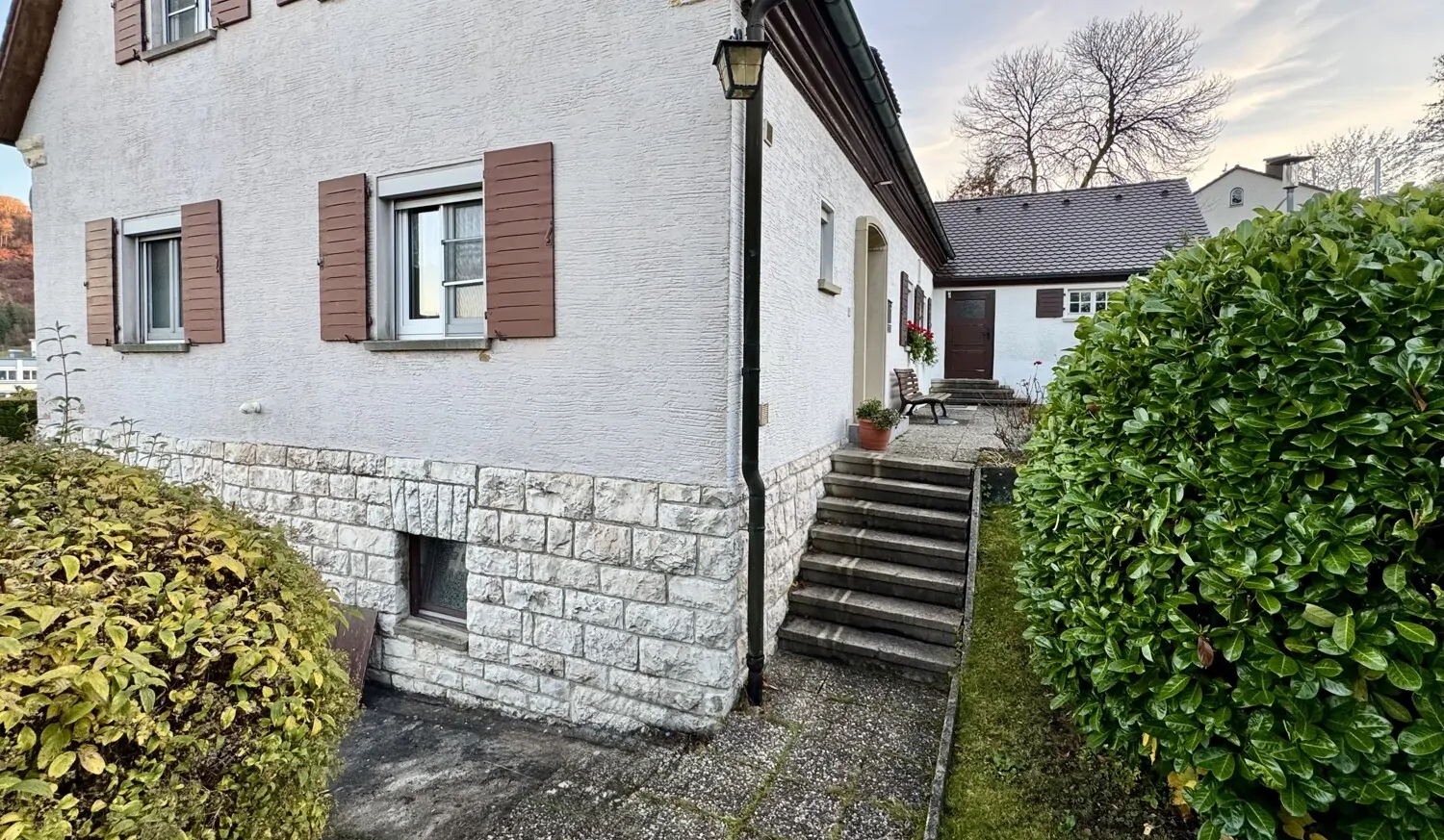 Charmantes Einfamilienhaus mit Wintergarten und 2 Garagen