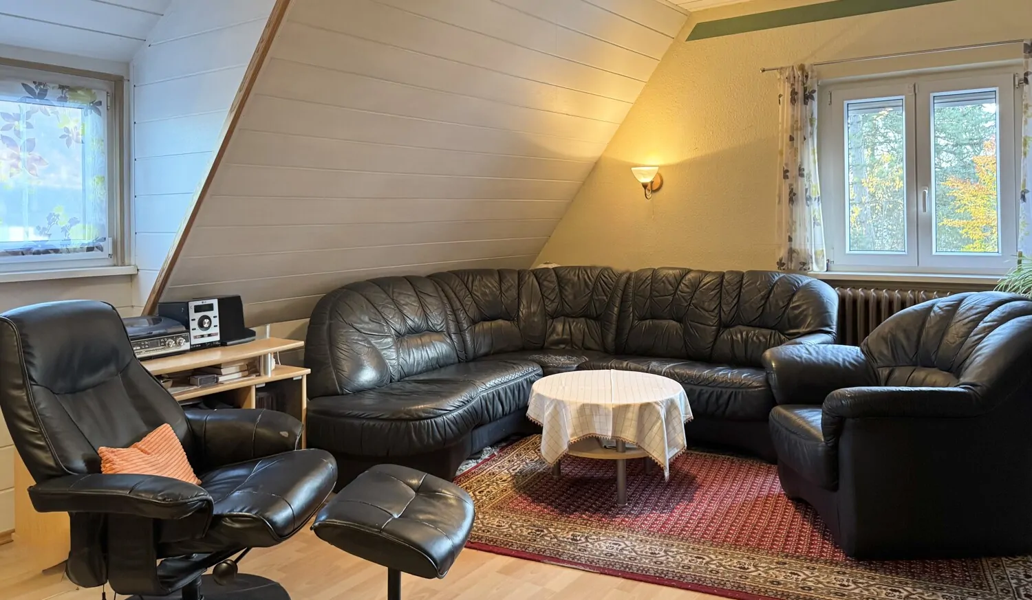 Charmantes Einfamilienhaus mit Wintergarten und 2 Garagen