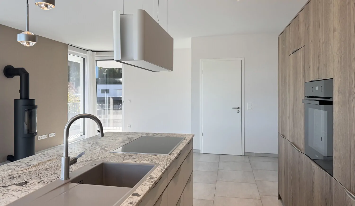 Erstbezug - Penthousewohnung mit Tiefgaragenstellplatz und Carport