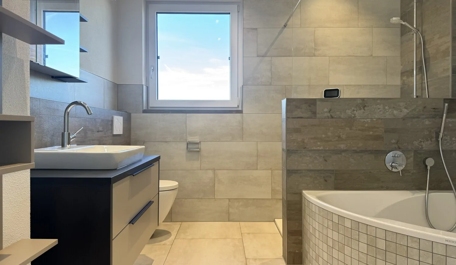 Eckbadewanne und bodentiefe Dusche