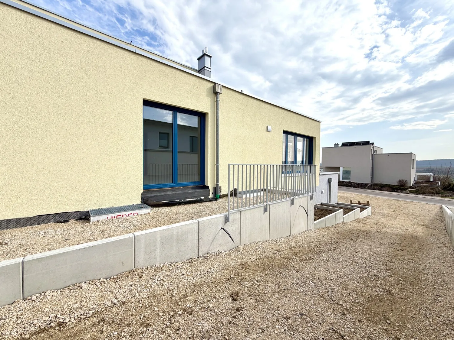 Außenansicht Westen mit kleinem Balkon