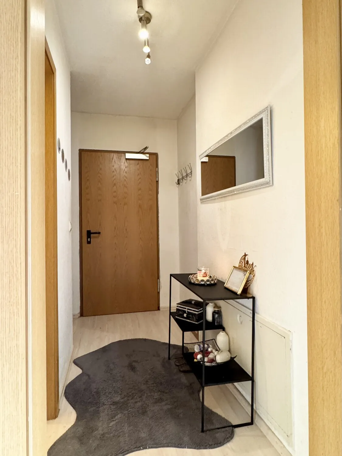 Flur mit Garderobennische neben Eingangstür