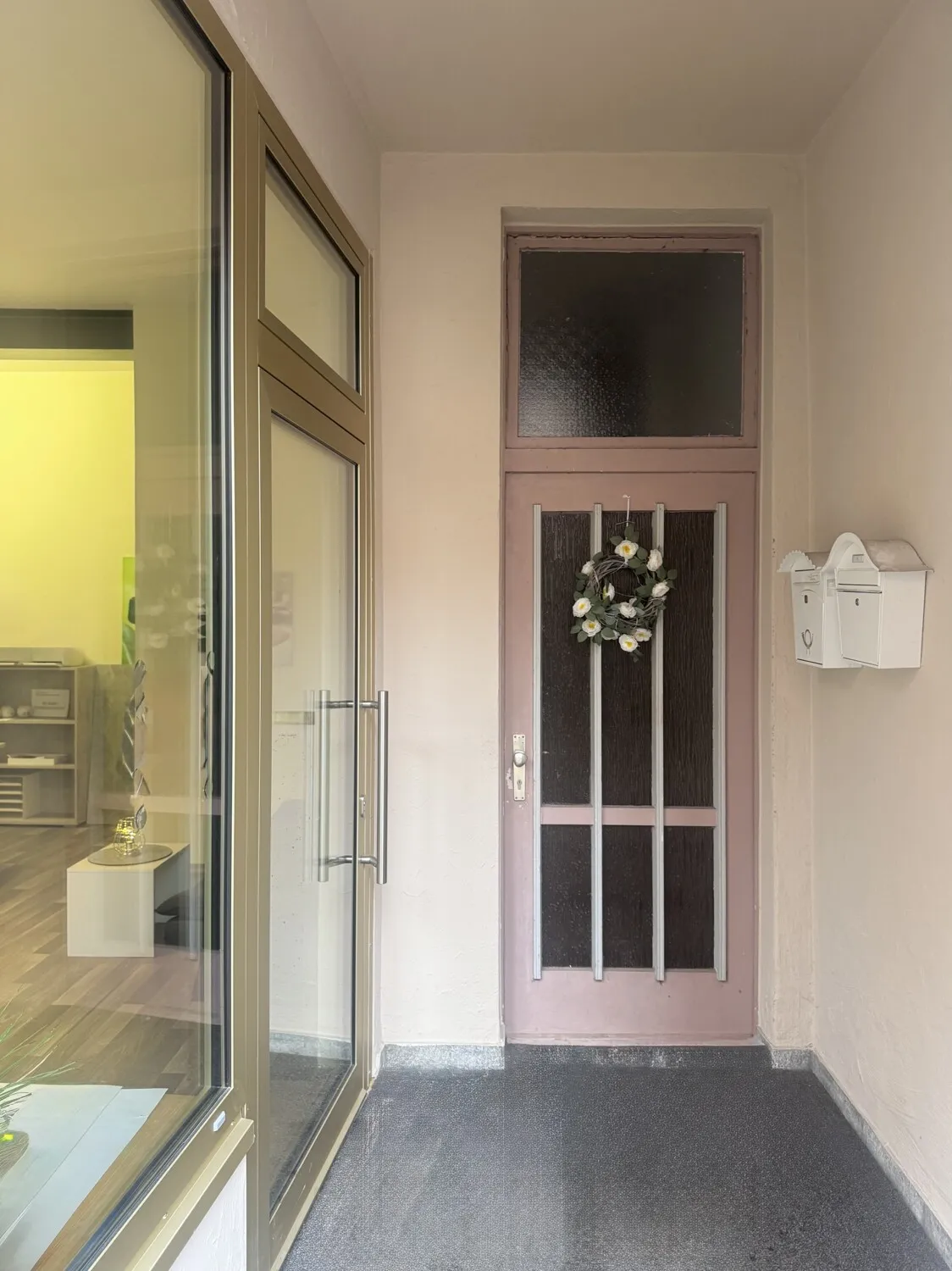 Eingang Laden, Eingang Wohnung