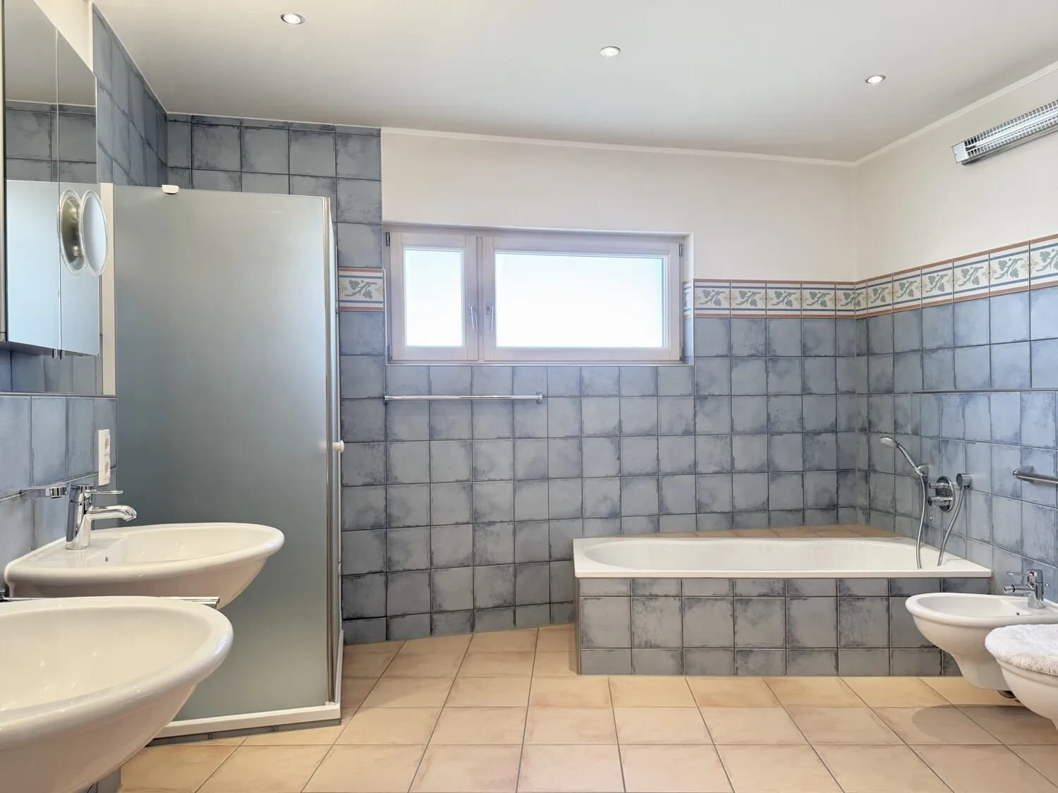 Badezimmer mit Dusche und Wanne