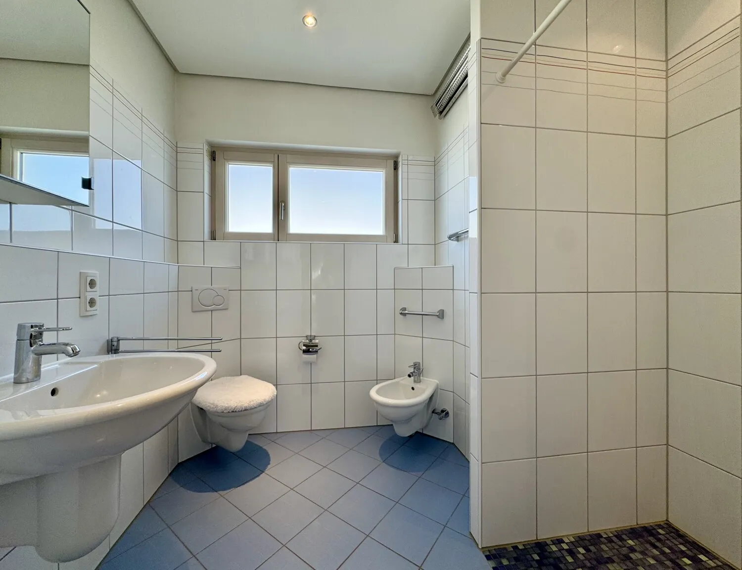 Badezimmer mit Dusche