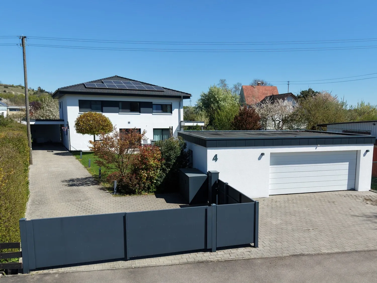 Außenansicht mit Garage